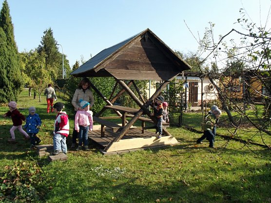 Neue Sitzgruppe f&uuml;r die Kinder (Foto: Thomas Leipold)