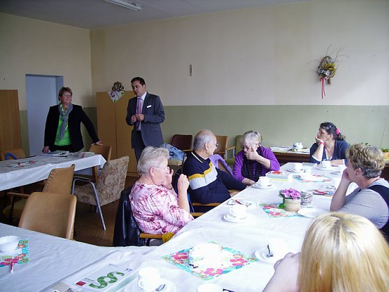 &Uuml;ber Pflegeversicherung informiert (Foto: Monika Goldacker)