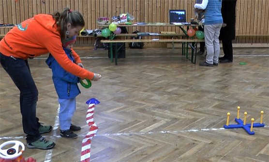 In die Halle "vertrieben" (2) (Foto: Karl-Heinz Herrmann) In die Halle "vertrieben" (2) (Foto: Karl-Heinz Herrmann)