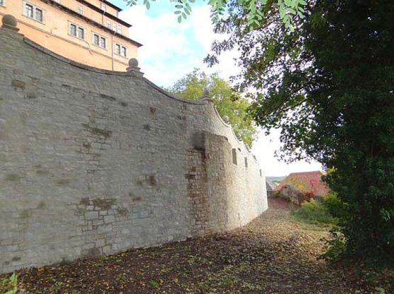 Schlossmauer mit barocker Krone (Foto: Stiftung Thüringer Schlösser und Gärten) Schlossmauer mit barocker Krone (Foto: Stiftung Thüringer Schlösser und Gärten)
