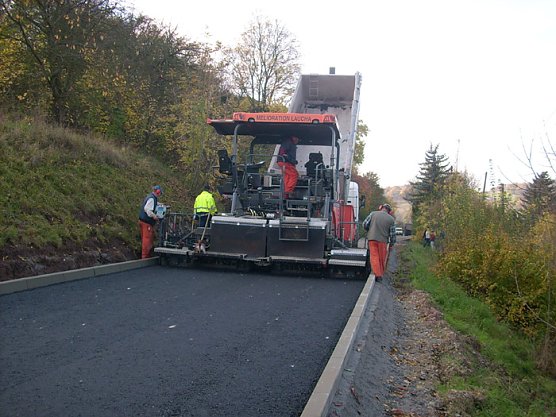 Auftrag Schwarzdecke (Foto: Karl-Heinz Herrmann)
