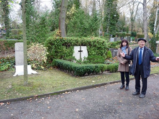 Gedenkstein enth&uuml;llt (Foto: Karl-Heinz Herrmann)