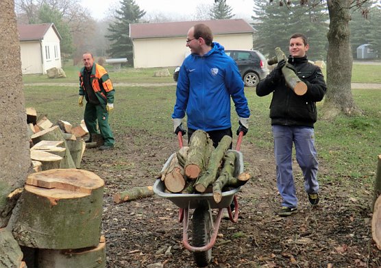 Arbeitseinsatz (Foto: Ferienpark Feuerkuppe) Arbeitseinsatz (Foto: Ferienpark Feuerkuppe)