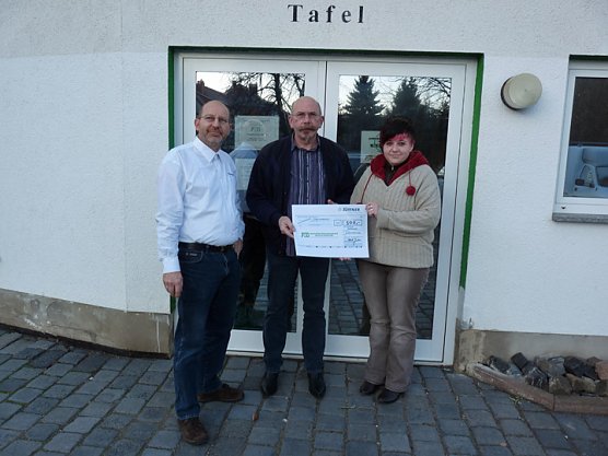Scheck f&uuml;r die Tafel (Foto: Karl-Heinz Herrmann)
