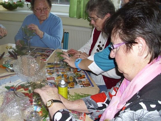 Weihnachtlicher Bastelnachmittag im WB 4 (Foto: Thomas Leipold) Weihnachtlicher Bastelnachmittag im WB 4 (Foto: Thomas Leipold)