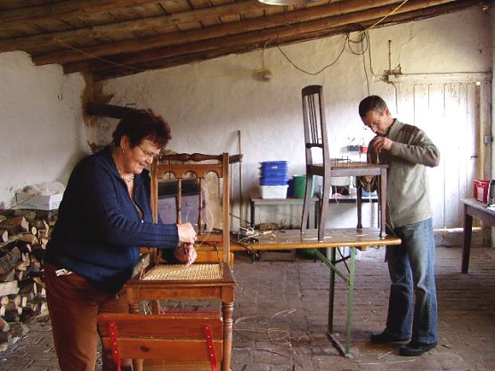 Stuhlflechten in Friedrichsrode (Foto: Karl-Heinz Herrmann)