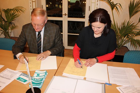 Vereinbarung unterzeichnet (Foto: Karl-Heinz Herrmann)