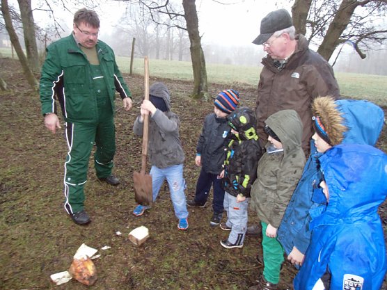 Im Winterwald ohne Schnee (Foto: Kindervilla Bad Frankenhausen)