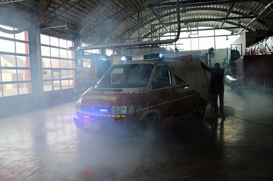 Mit Knall &uuml;bergeben (Foto: Karl-Heinz Herrmann)