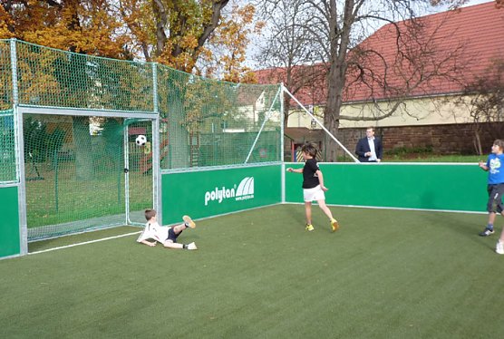 DFB Minispielfeld &uuml;bergeben (Foto: Karl-Heinz Herrmann)