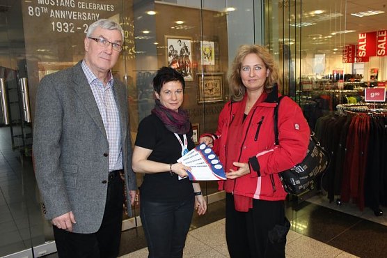 Spenden in der Galerie (Foto: Karl-Heinz Herrmann) Spenden in der Galerie (Foto: Karl-Heinz Herrmann)