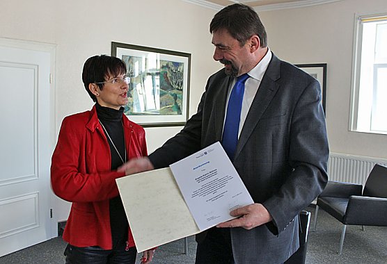 Ehrenurkunde erhalten (Foto: Karl-Heinz Herrmann) Ehrenurkunde erhalten (Foto: Karl-Heinz Herrmann)