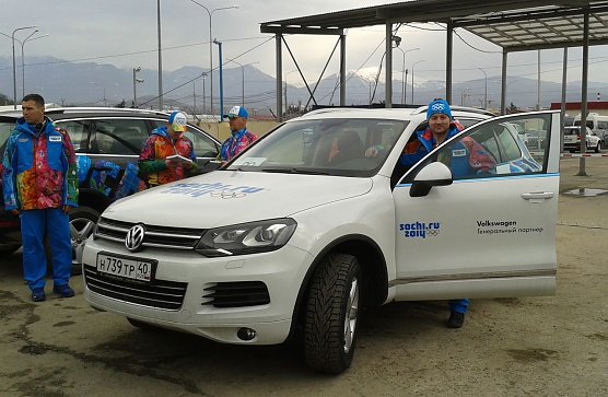 Sergej K&ouml;nig nimmt sein Gef&auml;hrt in Empfang. Als Volunteer ist er unter anderem als Fahrer f&uuml;r die deutsche Mannschaft im Einsatz (Foto: privat)