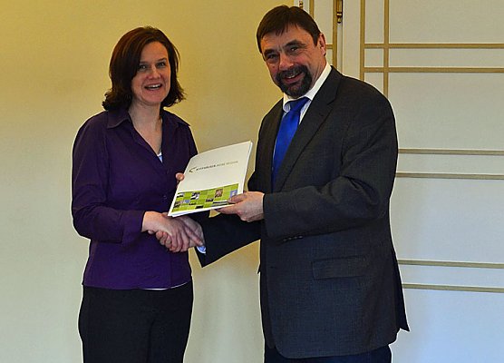 Am heutigen Mittwoch, dem 19. M&auml;rz 2014, &uuml;bergab die Landr&auml;tin des Kyffh&auml;userkreises, Frau Antje Hochwind (SPD), einen Zuwendungsbescheid an den  B&uuml;rgermeister der Stadt Sondershausen, Herr Joachim Kr (Foto: Landratsamt Kyffh&auml;userkreis)