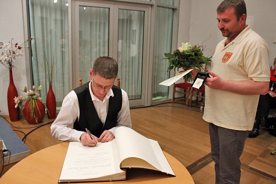 Kindersachen-Basar – Crew sagt DANKE! (Foto: Karl-Heinz Herrmann) Kindersachen-Basar – Crew sagt DANKE! (Foto: Karl-Heinz Herrmann)