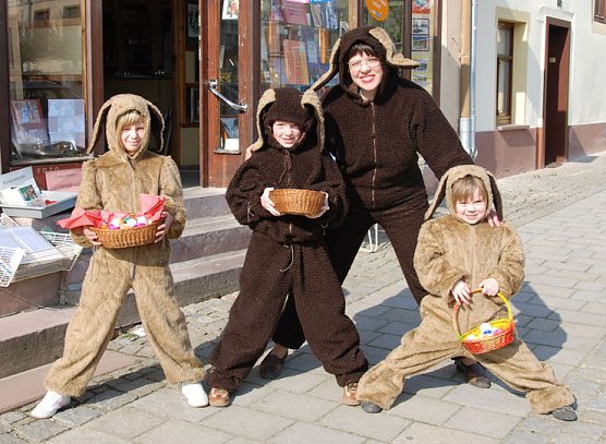 Ostereier werden verteilt (Foto: Gewerbeverein Bad Frankenhausen) Ostereier werden verteilt (Foto: Gewerbeverein Bad Frankenhausen)
