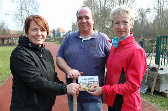 F&uuml;r Schulgarten gebuddelt (Foto: Karl-Heinz Herrmann)
