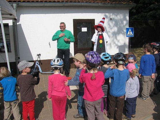 Kinder sicher machen (Foto: Bernd M&uuml;ller)