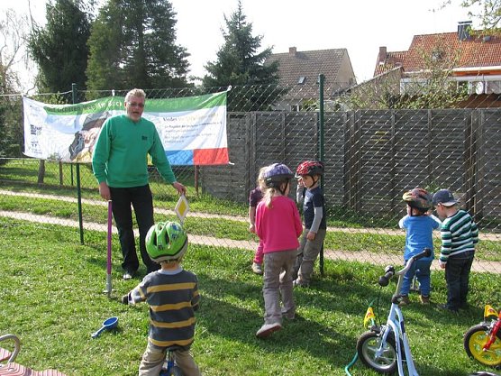 Kinder sicher machen (Foto: Bernd M&uuml;ller)