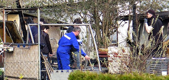 Brandschutt untersucht (Foto: nnz)