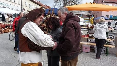 Auf zum Jubil&auml;umsmarkt (Foto: Karl-Heinz Herrmann)