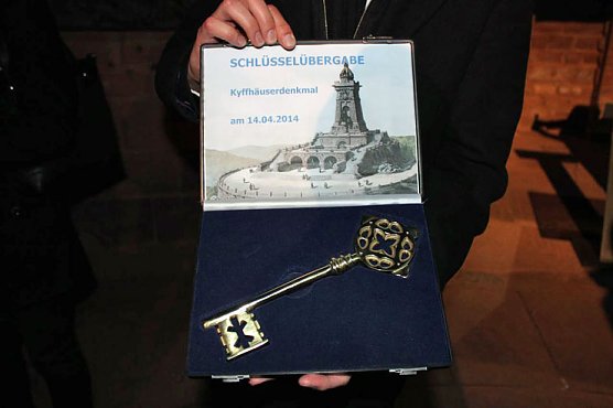 Kyffh&auml;user &uuml;bergeben (Foto: Karl-Heinz Herrmann)