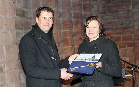 Kyffh&auml;user &uuml;bergeben (Foto: Karl-Heinz Herrmann)