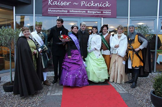 Kyffh&auml;user &uuml;bergeben (Foto: Karl-Heinz Herrmann)