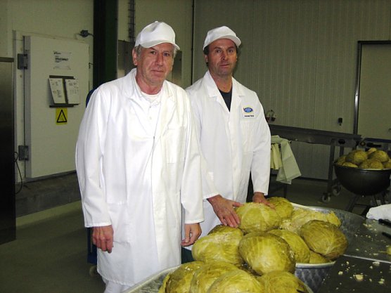 Kohlroladenherstellung (Foto: Landratsamt Kyffh&auml;userkreis)