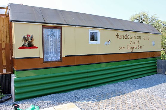 Hundesalon im Zirkuswagen (Foto: Karl-Heinz Herrmann) Hundesalon im Zirkuswagen (Foto: Karl-Heinz Herrmann)