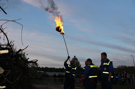 Bereits zum 6. Mal Osterfeuer im Gewerbegebiet (Foto: Karl-Heinz Herrmann)