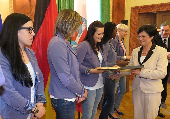 Urkunde und Pr&auml;sent f&uuml;r die Handballerinnen des THC (Foto: nnz)