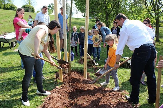 Zum Fest einen Baum gepflanzt (Foto: Karl-Heinz Herrmann)