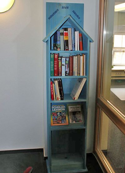 Erster &ouml;ffentlicher B&uuml;cherschrank (Foto: Karl-Heinz Herrmann)