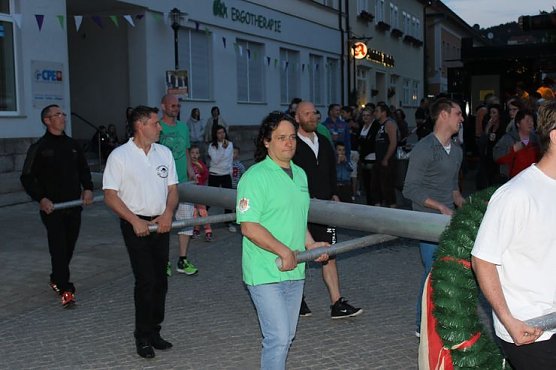 Maibaumkönig kommt aus Duisburg (Foto: Karl-Heinz Herrmann) Maibaumkönig kommt aus Duisburg (Foto: Karl-Heinz Herrmann)