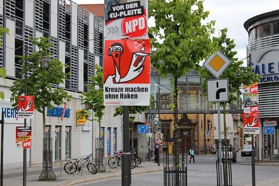 Kreuze machen ohne Haken (Foto: Karl-Heinz Herrmann)