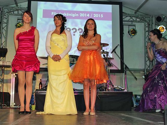 Wahl der Fliederkönigin (Foto: Karl-Heinz Herrmann) Wahl der Fliederkönigin (Foto: Karl-Heinz Herrmann)