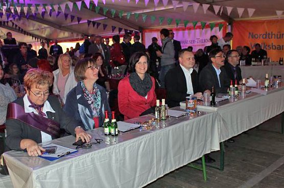 Wahl der Fliederkönigin (Foto: Karl-Heinz Herrmann) Wahl der Fliederkönigin (Foto: Karl-Heinz Herrmann)