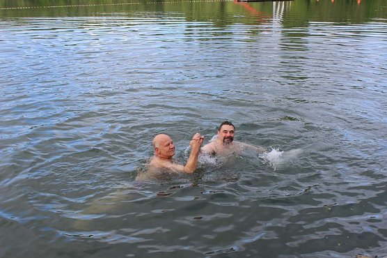 Erste Badegäste am Bebraer Teich (Foto: Karl-Heinz Herrmann) Erste Badegäste am Bebraer Teich (Foto: Karl-Heinz Herrmann)