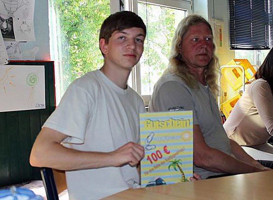 Spenden &uuml;bergeben (Foto: Karl-Heinz Herrmann)