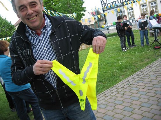 Warnwesten &uuml;bergeben (Foto: DRK Sondershausen)