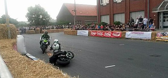 Renntag in Bremerhaven (Foto: Denis Wachsmann) Renntag in Bremerhaven (Foto: Denis Wachsmann)