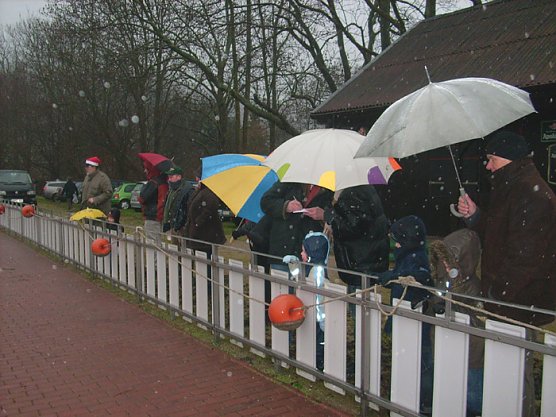 Weihnachtstauchen im Bebraer Teich (Foto: Karl-Heinz Herrmann)