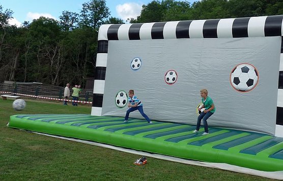 Auf Possen wird gefeiert (Foto: Karl-Heinz Herrmann) Auf Possen wird gefeiert (Foto: Karl-Heinz Herrmann)