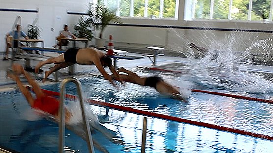 24-Stunden-Schwimmen 2014 gestartet (Foto: Karl-Heinz Herrmann) 24-Stunden-Schwimmen 2014 gestartet (Foto: Karl-Heinz Herrmann)