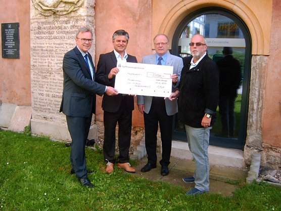 Spende für Orchesterförderverein (Foto: Birgit Susemihl) Spende für Orchesterförderverein (Foto: Birgit Susemihl)
