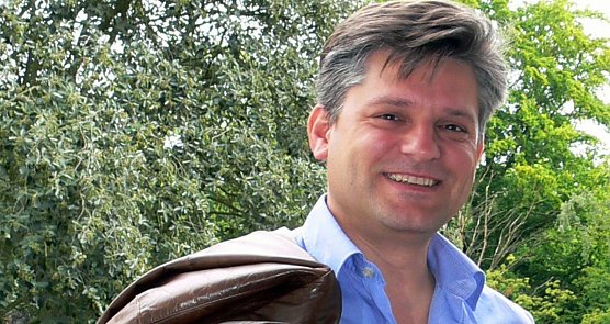 Dirigiert eigenes Werk (Foto: Ilka Kühn) Dirigiert eigenes Werk (Foto: Ilka Kühn)