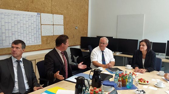 Landrätin bei der Firma MITNETZ in Taucha (Foto: Landratsamt Kyffhäuserkreis) Landrätin bei der Firma MITNETZ in Taucha (Foto: Landratsamt Kyffhäuserkreis)