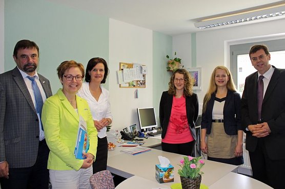 Pflegestützpunkt übergeben (Foto: Karl-Heinz Herrmann) Pflegestützpunkt übergeben (Foto: Karl-Heinz Herrmann)