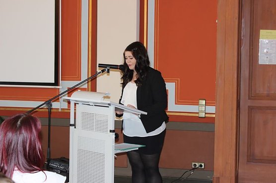 Feierlich Zeugnisse &uuml;bergeben (Foto: Karl-Heinz Herrmann)